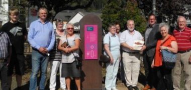 Bürger, Vertreter der Ortsgemeinde Kordel und Innogy mit dem Bücherschrank in Kordel