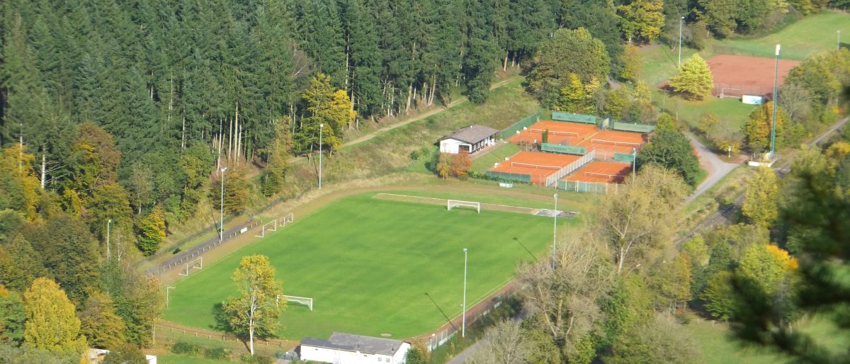 Luftaufnahme Fußballplatz und Tennisplatz Kordel